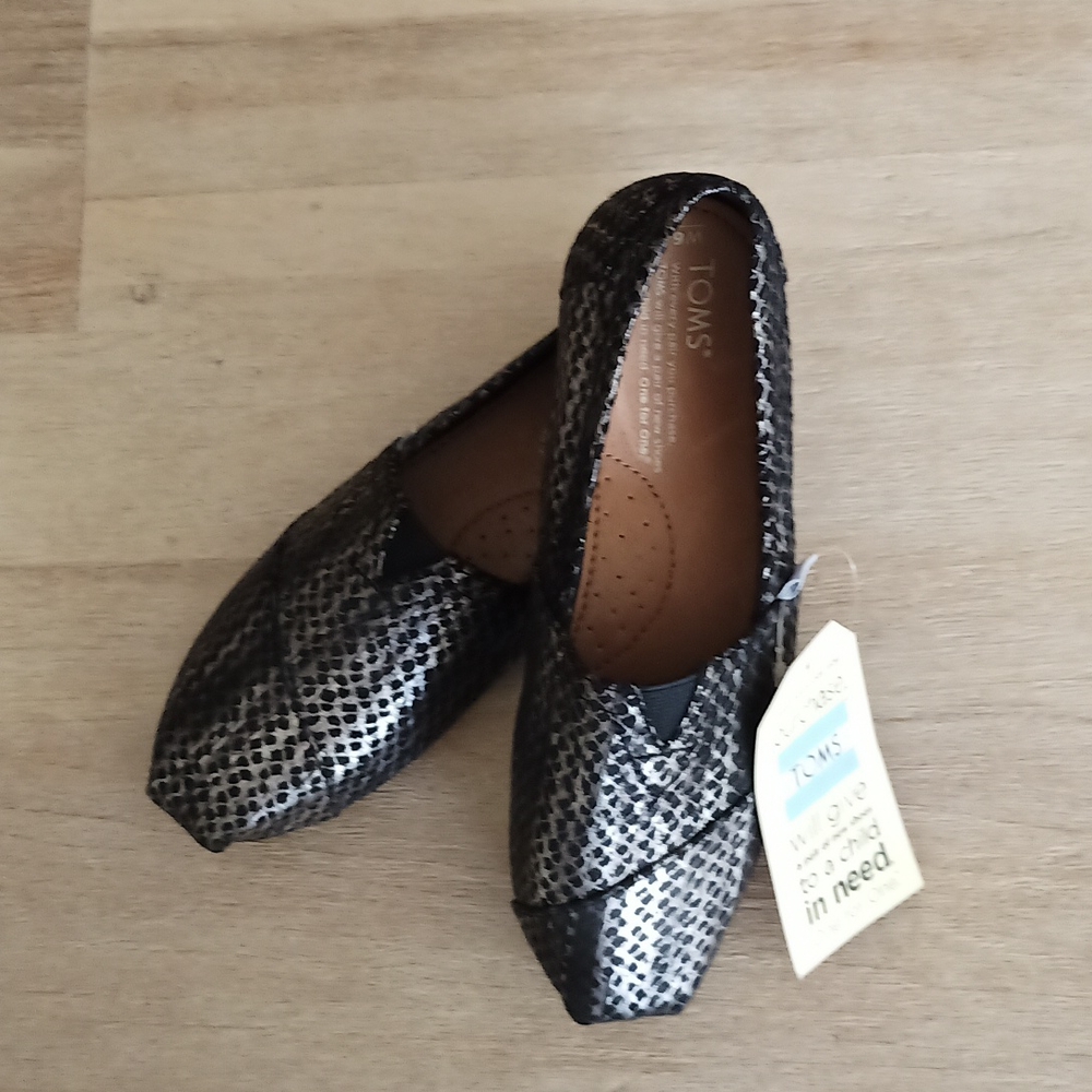 NWT Tom's Dressy Classic Black Metallic Snake Pattern Shoes (black soles)